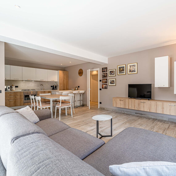 Famiglia in vacanza davanti a uno chalet di montagna