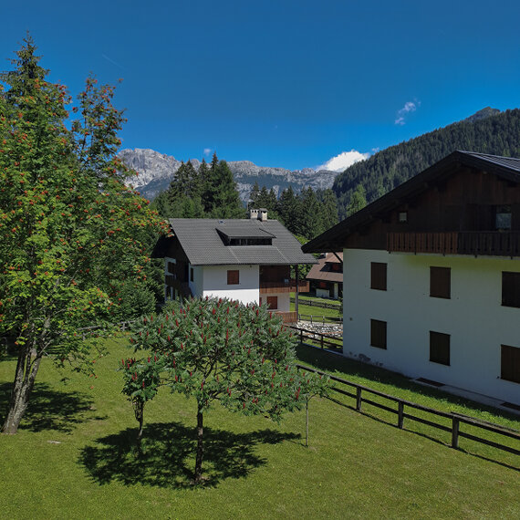 Casa di montagna in un piccolo paese innevato